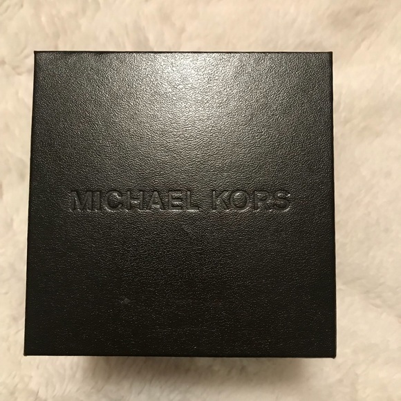 Michael Kors Tortoise Watch - Picture 5 of 5